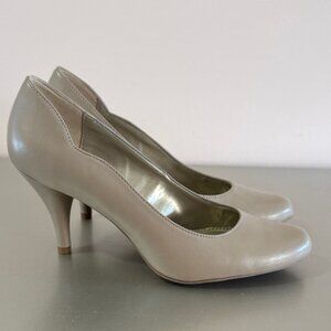 Bandolino Classic Beige Heels